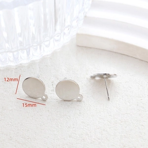 Detail von 12 mm silbernen Ohrsteckern mit 15 mm Gesamtlänge für DIY-Schmuckherstellung
