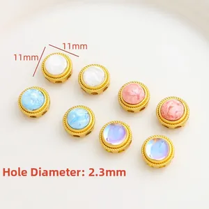 Detalle de cuentas esmaltadas doradas de 11mm con agujero de 2,3mm para joyería DIY