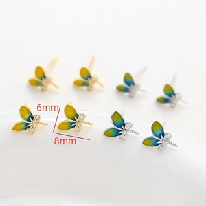 Makroansicht der 14k Libellen-Ohrstecker mit blauem Emaille und weißen Zirkonia-Steinen