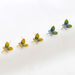 Exquisite 14k vergoldete Libellen-Ohrstecker mit Emaille-Farbverlauf und Zirkon-Steinen