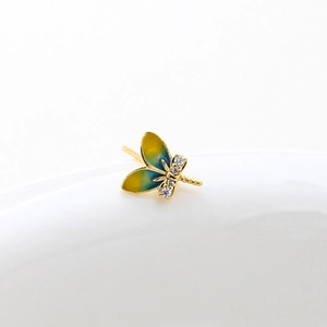 Detailaufnahme von 14k Gold Libellen-Ohrring mit gelb-blauem Emaille-Flügel Design