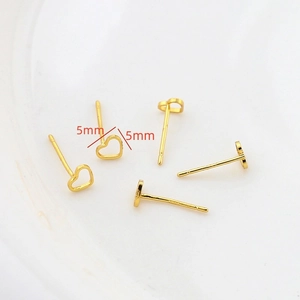 Dettaglio orecchini a cuore dorato da 5mm con perni in argento S925 su bianco