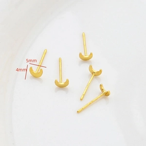 Dettaglio degli orecchini a luna placcati oro 4mm con perni in argento S925 e misure