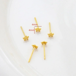 Dettaglio ravvicinato degli orecchini a margherita da 4mm con timbro in argento S925