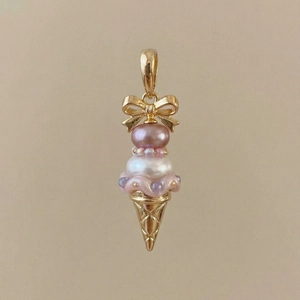 Collana con ciondolo a gelato con perle rosa e un fiocco dorato raffinato