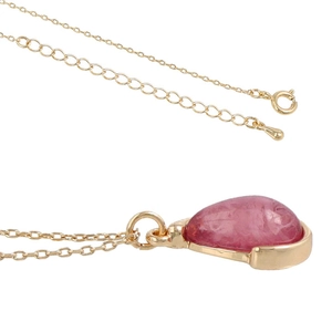 Macro zijaanzicht van de roze kwarts hanger aan een 18K goud vergulde titanium ketting