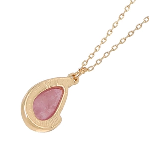 Detail van 18K vergulde ketting met peervormige hanger van roze kristallen steen
