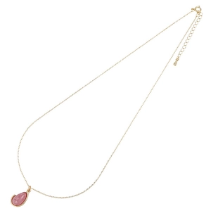 Detailopname van roze druppelvormige hanger aan gouden ketting met verstelbare sluiting