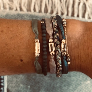 Set de pulseras multicapa bohemias con cintas de seda, cuentas mate y cadenas de oro