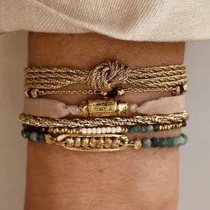 Conjunto de pulseras boho apilables con cadenas doradas, cintas rosas y cuentas de turquesa