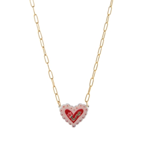 Gouden paperclip ketting met een rode hartvormige hanger met een tulp bloemenpatroon