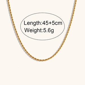 Collier chaîne torsadée dorée de 45+5 cm et 5,6 g sur un fond au design minimaliste épuré