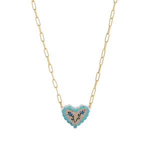 Gouden ketting met blauwe keramische hart hanger en verfijnde bloemenpatronen erop