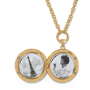 Vintage gouden medaillon ketting met Eiffeltoren en portretfoto's op witte achtergrond