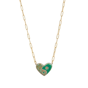 Gouden paperclip ketting met hartvormige keramische hanger in groen en bruin yin yang-patroon