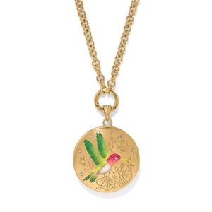Detail van gouden medaillon met kleurrijke kolibrie en florale gravering