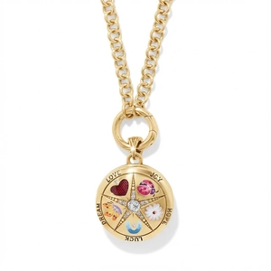 Detail van kleurrijke emaille sterrenhanger met gouden ketting en gegraveerde gelukswoorden