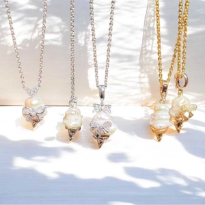 Halsketten mit Barockperlen-Eiscreme-Anhänger und glitzernden Schleifen in Gold Silber