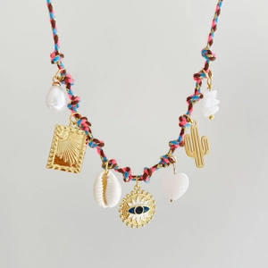 Nahaufnahme der gewebten Boho-Kette mit Seestern, Perle und bunten Anhängern