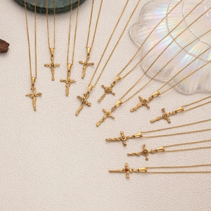 Détails de colliers croix plaqués or 18K avec roses et épines de style gothique