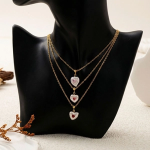 Driedelige gouden halsketting set met hartjes hangers, parels en gekleurde zirkoon