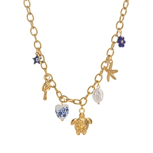 Détail du collier chaîne dorée avec charms œil protecteur, tortue, étoile de mer et perle