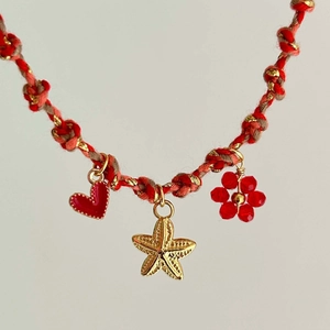 Collana in corda intrecciata con ciondoli a cuore rosso, stella marina e fiore donna