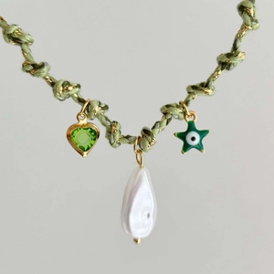 Collana intrecciata verde bohémien con cristallo a cuore, perla barocca e malocchio