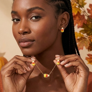 Gouden ketting en oorbellen set met emaille hangers in candy corn herfststijl