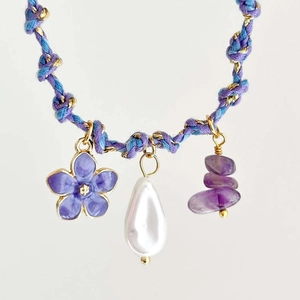 Collana intrecciata a mano con ciondolo a fiore viola e perline colorate a conchiglia