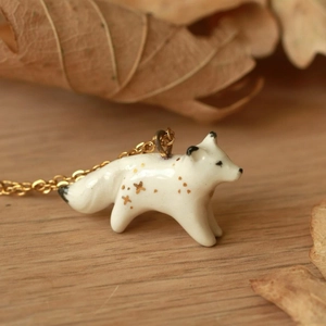 Collana con ciondolo a volpe bianca retrò con dettagli di stelle dorate e catena oro
