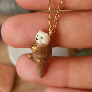 Collana con ciondolo a forma di lontra fatta a mano in marrone e bianco con catena