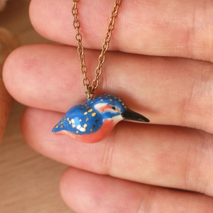 Collana artigianale a forma di martin pescatore con smalto blu e arancio e bronzo