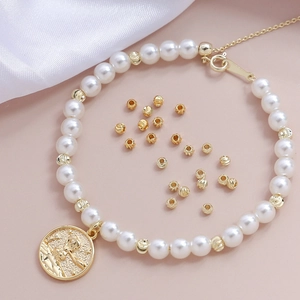 Elegantes weißes Perlenarmband mit 14k vergoldeten Perlen und Feen-Münzanhänger