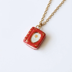Vintage rote Buch-Halskette mit goldenen Sternen und Edelstahl-Kette