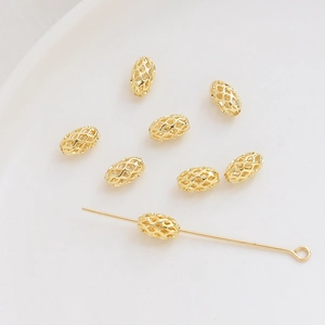 Primer plano de cuentas espaciadoras de malla hueca bañadas en oro 14K para joyería