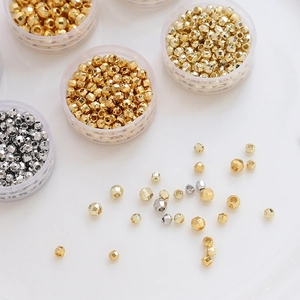Perles facettées plaquées or 14K pour création de bijoux DIY dans des boîtes en plastique
