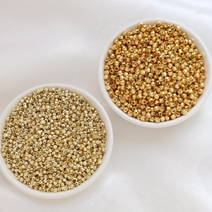 Vue macro de perles à facettes plaquées or 18 carats pour création de bijoux