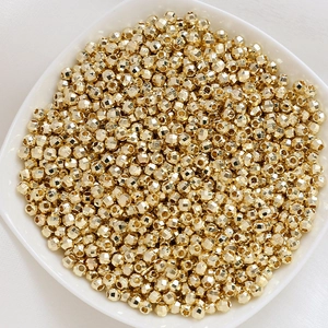 Vue macro de perles d'espacement facettées plaquées or 14K pour la création bijoux