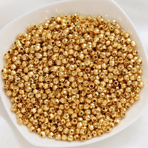 Vue macro de perles métalliques dorées à facettes pour la création de bijoux DIY