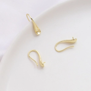 Detalle de ganchos de gota bañados en oro de 14k con pines para hacer joyas artesanal