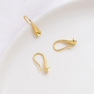 Detalle de ganchos para pendientes bañados en oro de 14k para creación de joyas DIY