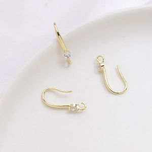 Detalle macro de ganchos para pendientes bañados en oro de 14k con circonita para joyas