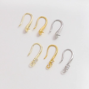 Vista detallada de ganchos para pendientes bañados en oro 14k con circonita para DIY