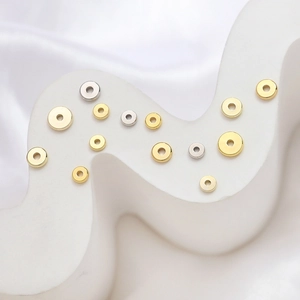 Cuentas espaciadoras redondas planas doradas y plateadas para joyería en base blanca