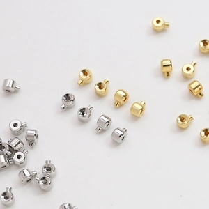 Dettaglio di copri-schiaccini in oro 14k e argento per accessori gioielli fai-da-te