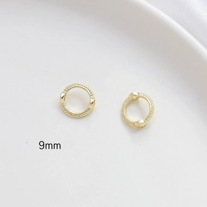 Detalle de anillos de cuerda trenzada de 9mm bañados en oro 14K para bisutería DIY