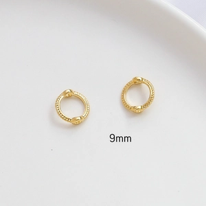 Detalle de anillos de cuentas dorados de 9mm con diseño de cuerda para joyería DIY