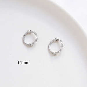 Vista detallada del anillo plateado de 11 mm con textura de cuerda y circonita cúbica