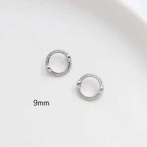 Detalle macro de pendientes de aro trenzados de 9 mm en plata con cierre de seguridad